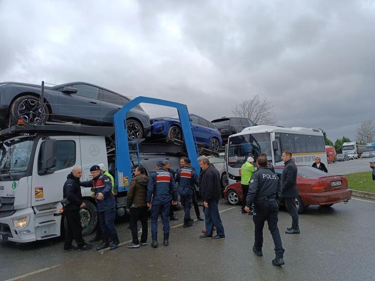 TIR içinde 20 öğrenci olan anaokulu servisine çarptı! Faciadan dönüldü