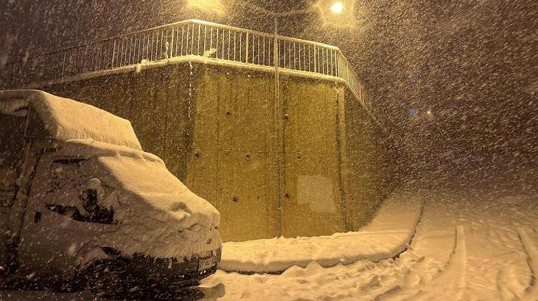 Hakkari'de kar kalınlığı 20 santimetreyi buldu: Okullar 1 gün tatil edildi