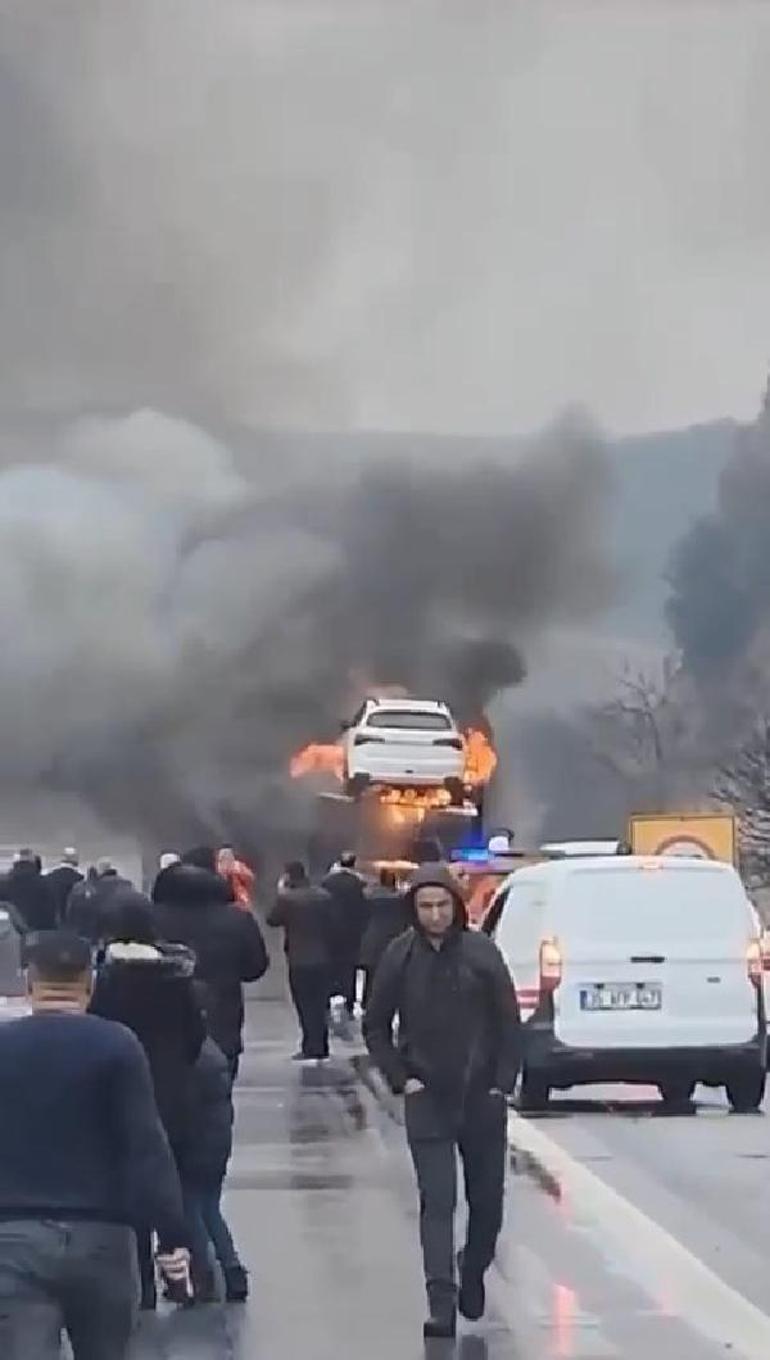 Mersin'de korku dolu anlar: TIR'ın dorsesindeki sıfır otomobiller yandı