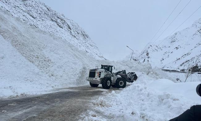 Kar esareti! 355 köy ve mezra yolu ulaşıma kapandı, kara yoluna çığ düştü