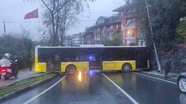 İETT otobüsü duvara çarptı! Yaralılar var