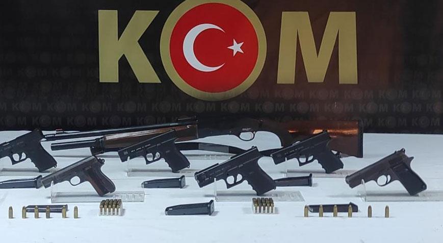 İzmir’de silah tacirinin evine baskın