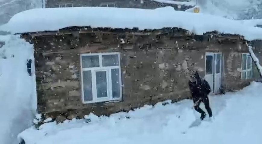 Van’da kar ve çığ esareti! Hasta çocuk, paletli ambulansla alındı