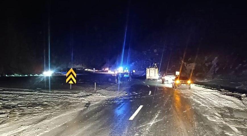 Yoğun buzlanma nedeniyle 3 araç şarampole yuvarlandı! Yaralılar var