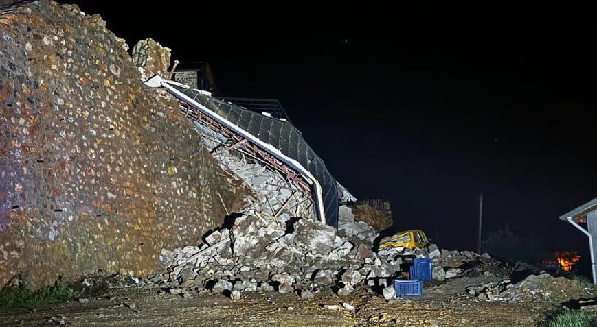 Faciadan dönüldü! İstinat duvarı ile 2 katlı inşaat halindeki ev göçtü