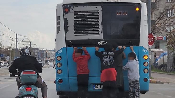 Otobüse tutunan patenli çocuklara motosiklet sürücüsünden ‘tekmeli’ uyarı