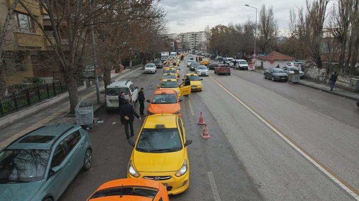 Taksiciler taksimetre ücretlerini güncellemek için uzun sıralar oluşturdu