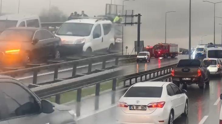 Yağışlı havada duramayan kamyon zincirleme kazaya neden oldu