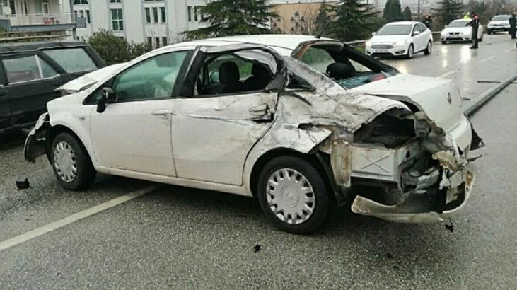 Takla atıp karşı şeride geçen kamyonet iki otomobile çarptı