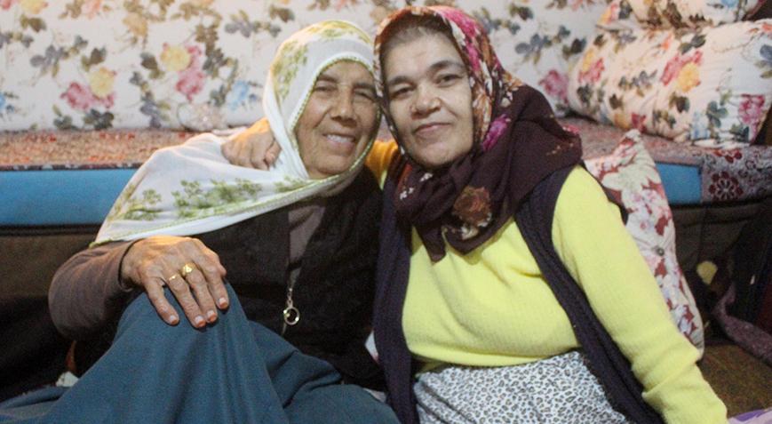 9 çocuğunu evlendirdi! 48 yıldır engelli kızına bakıyor