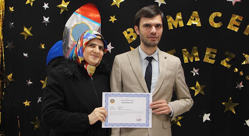 Otizmli öğretmen, ilk belgesini annesinin elinden aldı! ‘Büyük gurur’