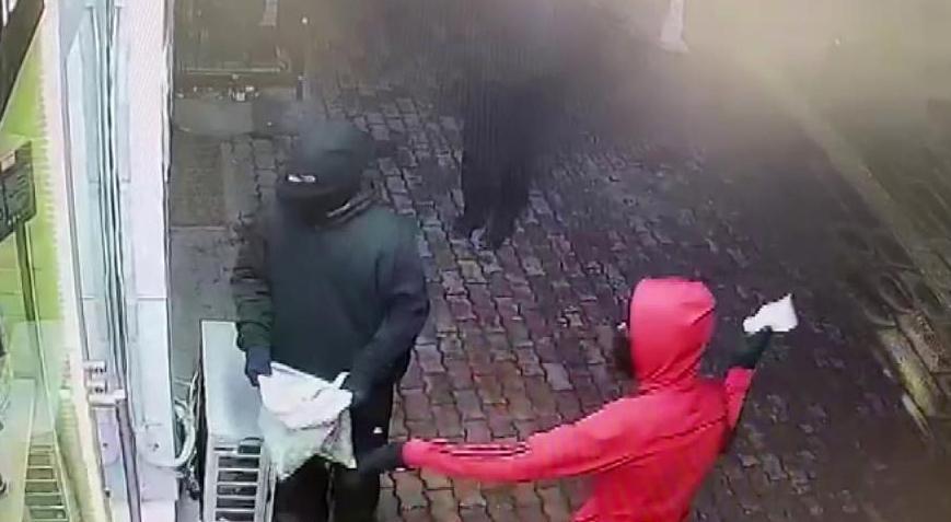 500 bin liralık telefon hırsızlığı kamerada! Şüphelilerin kıyafetleri çöp bidonundan çıktı