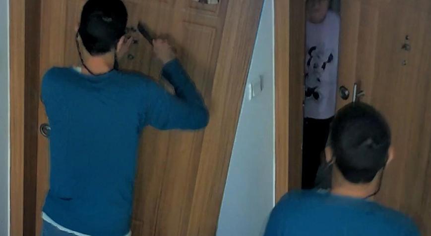 Satırlı komşu dehşeti! ‘Öldüreceğim seni, defolun gidin buradan’