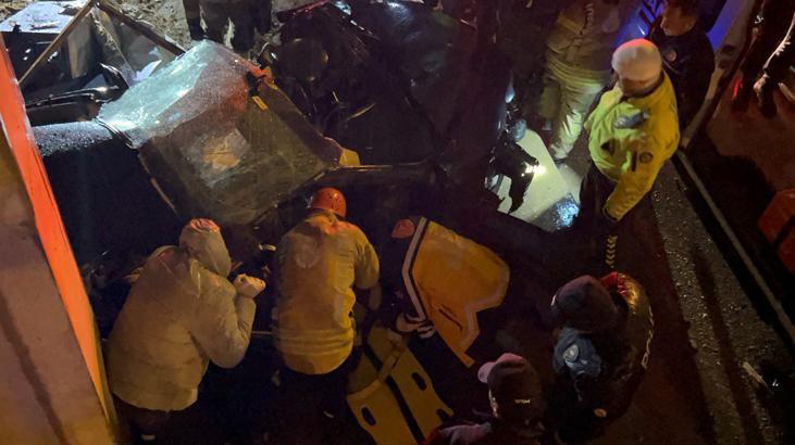 Kartal’da feci kaza! Otomobil üst geçidin direklerine çarptı: 1 ölü, 1 yaralı