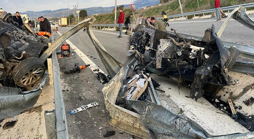 Lastiği patlayan otomobil bariyerlere çarptı! Ölü ve yaralılar var