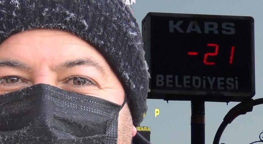 Kars’ın soğuğu kirpik dondurdu! Eksi 21’de hareket halindeki midibüs dondu