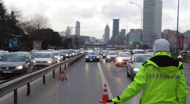 İstanbul'da çakar denetimi! Polisi görünce şerit değiştirerek uzaklaşmaya çalıştılar