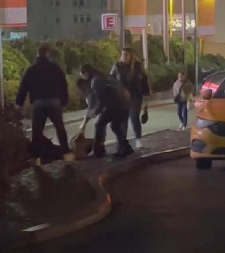 Bu görüntüler İstanbul'dan! Taksi şoförü kadını yere düşürdü, tokak attı