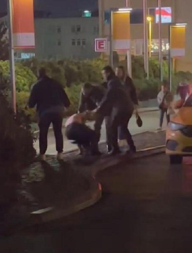 Bu görüntüler İstanbul'dan! Taksi şoförü kadını yere düşürdü, tokak attı