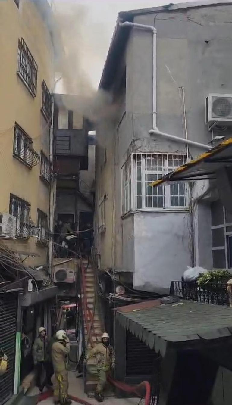 İstanbul'da korkutan yangın! Tarihi handan dumanlar yükseldi