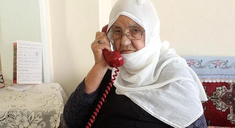 44 yıl önce aldığı ahizeli telefonla iletişim kuruyor! 'Başka bir telefon ile konuşamam'