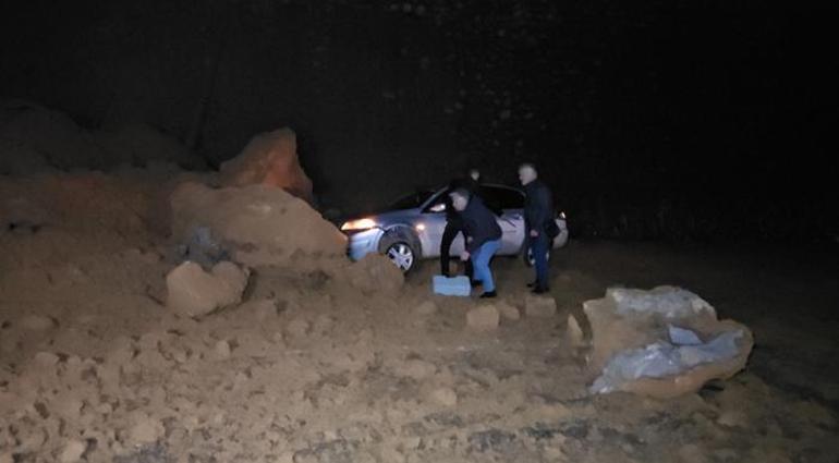 Araçlarını kurtarmaya çalıştılar! Zonguldak'ta dev kayalar yola düştü