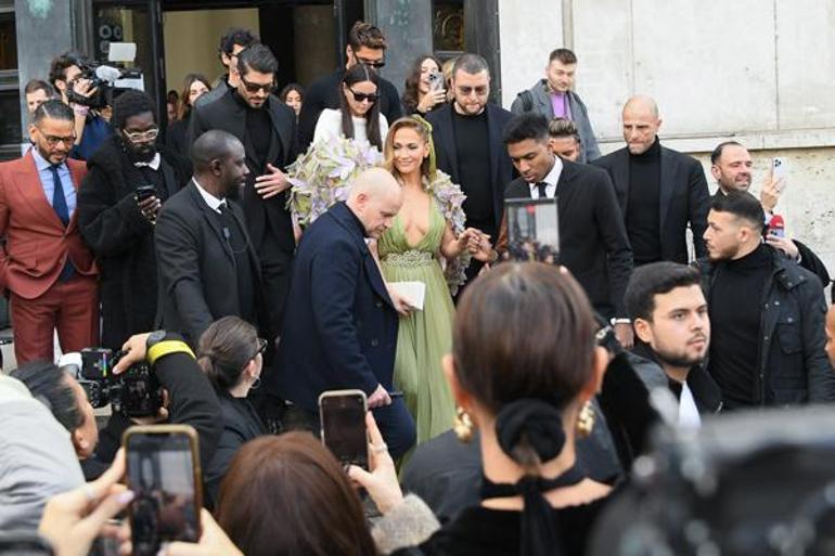 Paris Moda Haftası'ndaki elbisesi olay oldu! Etrafını fotoğrafçılar sardı