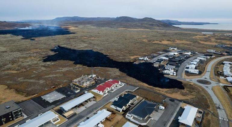 İzlanda'da korku dolu dakikalar! Evlere ulaşan lavlar havadan böyle görüldü