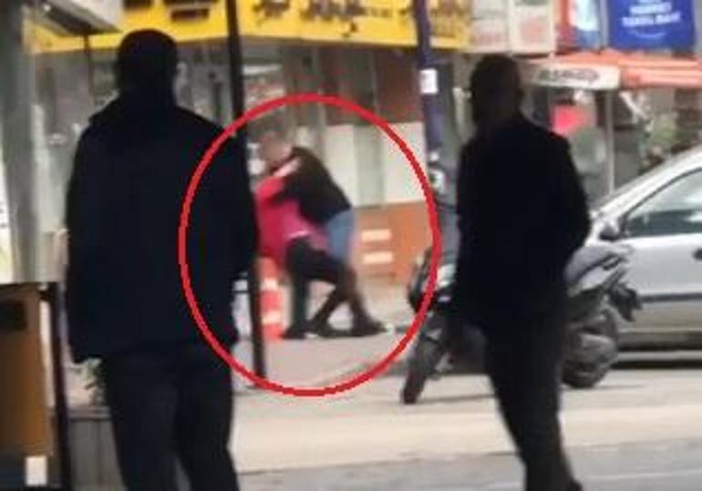Sokak ortasında kız kardeşini dakikalarca dövdü!