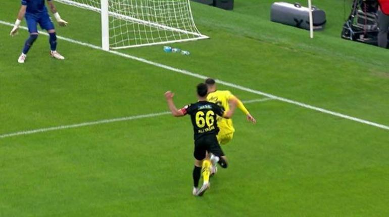 Fenerbahçe ve Galatasaray maçlarında tartışmalı pozisyonlar! 'Açık penaltı, amasız lakinsiz kırmızı kart'