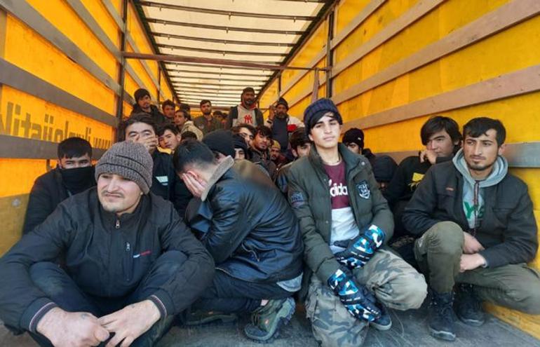 Diyarbakır'da TIR dorsesinde 72 kaçak göçmen yakalandı