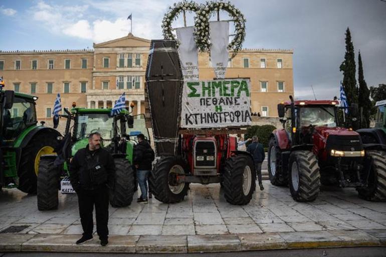 Traktörlerinin önüne 'tabut' yerleştirdiler! Yunanistan’da çiftçiler yeniden sokakta