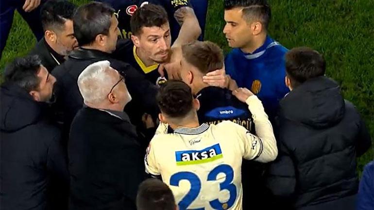 Fenerbahçe'de Mert Hakan Yandaş ve Kazımcan Karataş tartıştı! Maç sonu özür diledi
