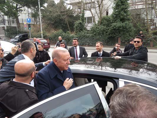 Erdoğan'a evinin önünde doğum günü sürprizi