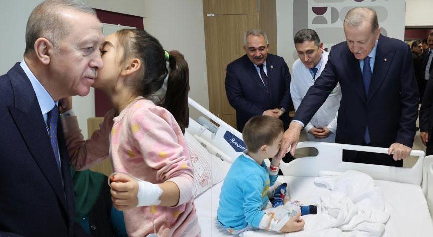 Erdoğan açılışını yaptığı hastanede tedavi gören çocukları ziyaret etti