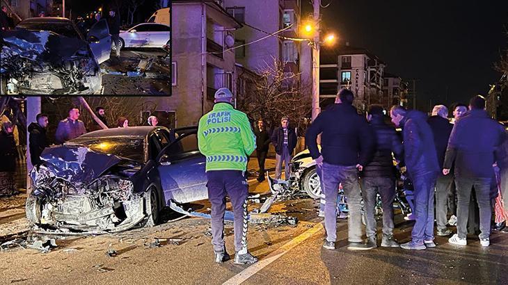 Bolu’da iki otomobil kavşakta kafa kafaya çarpıştı: 5 yaralı