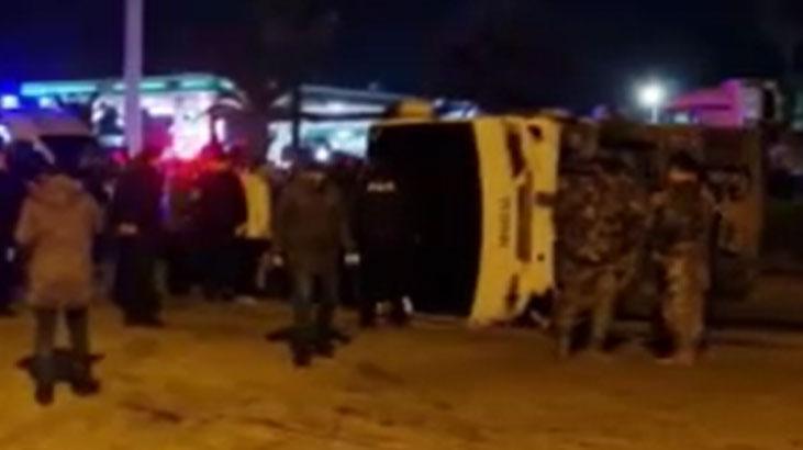 Göreve giden polisleri taşıyan midibüs devrildi! Yaralılar var