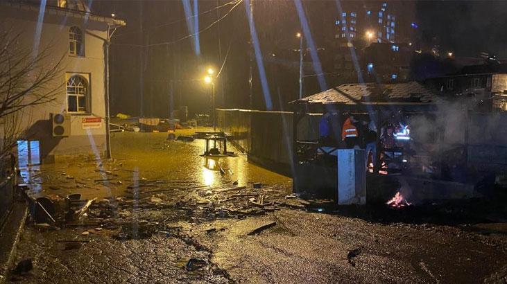 Artvin’de sel! Camide mahsur kalanlar kepçeyle kurtarıldı