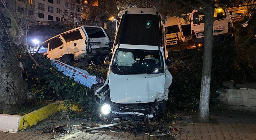 Virajı alamayan araç çay bahçesine uçtu!