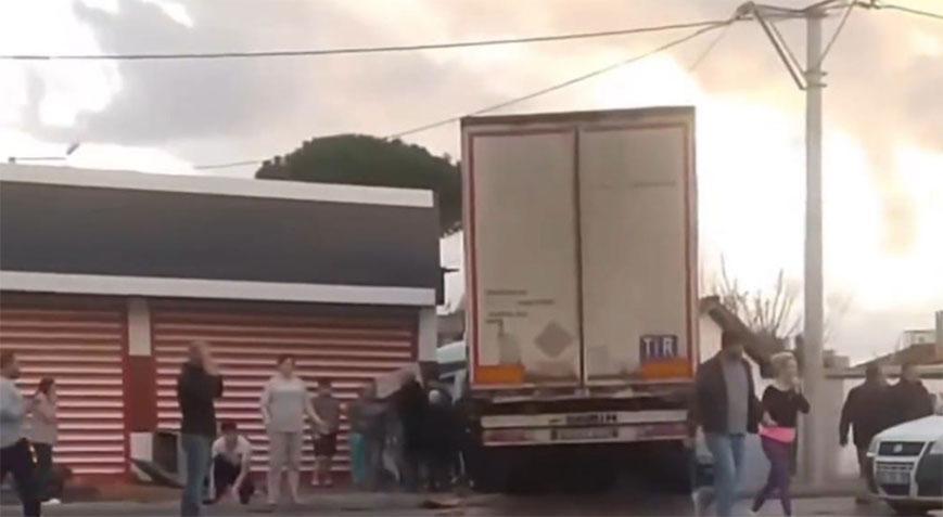 Fabrika işçilerini taşıyan minibüs ile TIR çarpıştı: 2 kişi hayatını kaybetti, 15 yaralı