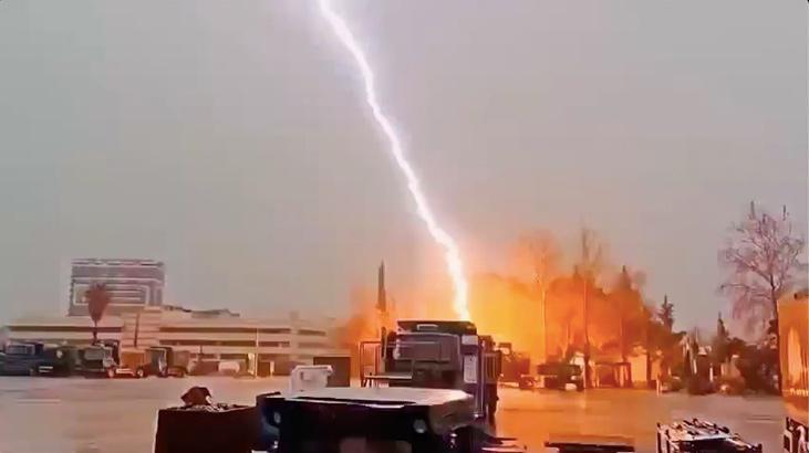 Antalya’da yıldırım düşme anı cep telefonu kameralarına yansıdı