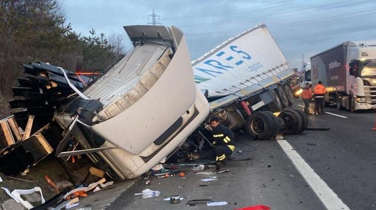 Bolu geçişinde feci kaza! TIR bariyerlere çarptı ve hurdaya döndü