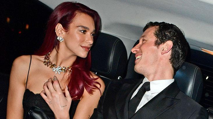 Ünlü şarkıcının sevgilisiyle samimi anları kameralara yansıdı! Elbisesiyle göz kamaştırdı