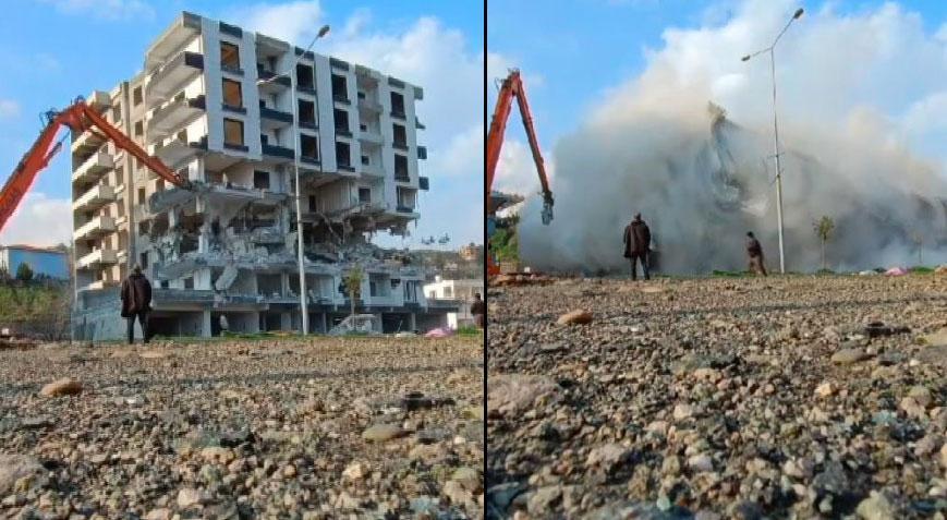 Hatay’da büyük panik! Bina saniyeler içinde yerle bir oldu