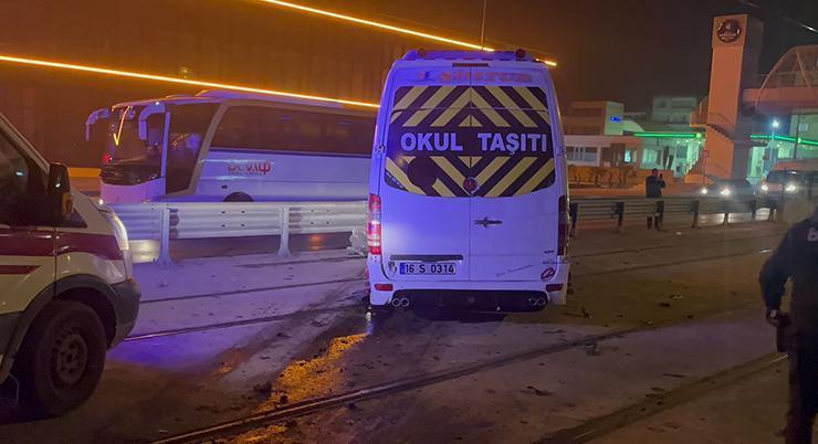 Bursa’da cipe çarpan servis minibüsü, tramvay hattına girdi: 8 yaralı