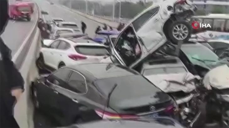 Görüntüler Çin’den: Otoyolda buzlanma, araçlar birbirine girdi
