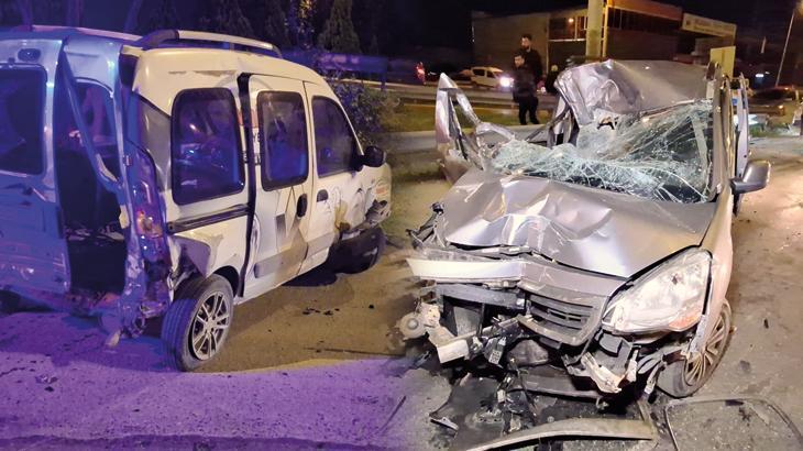 Kartepe’de 3 araç birbirine girdi: 3 yaralı