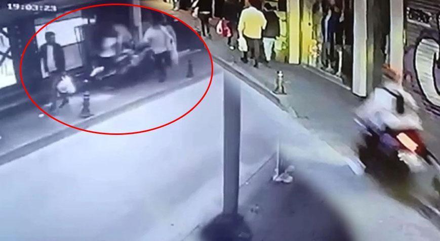 Yer: İzmir! Motosiklet kaldırımda yürüyenlerin arasına daldı