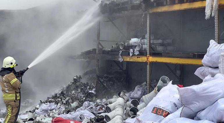 Arnavutköy'de bir iş yerinde korkutan yangın! İşçiler hastaneye kaldırıldı