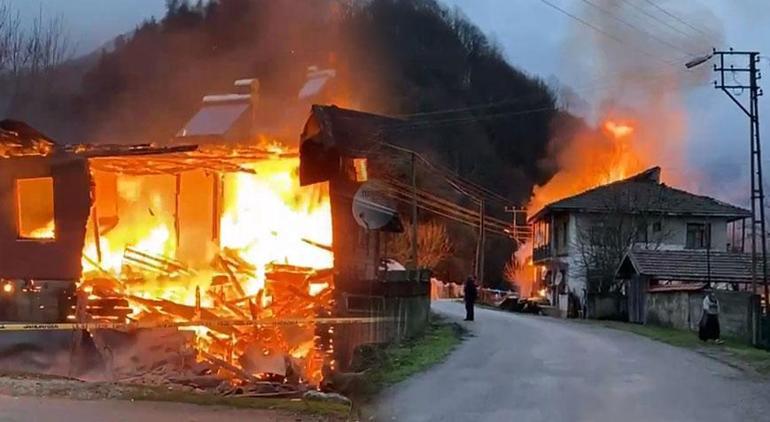 Yer: Bartın! Evde çıkan yangın, bitişikteki binaya da sıçradı